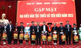 Tặng quà cho đoàn đại biểu dân tộc thiểu số Cao Bằng. Ảnh: T.M