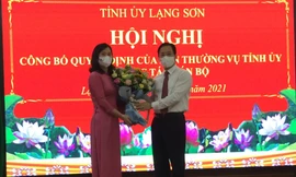 Tân Bí thư huyện ủy Chi Lăng Trần Thanh Nhàn (bìa phải) nhận Quyết định và hoa của Lãnh đạo Tỉnh ủy Lạng Sơn -Ảnh: Duy Chiến 