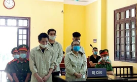 Trùm lừa đảo Bùi Thị Oanh (hàng đầu, bìa phải) cùng 3 đồng phạm ra tòa lĩnh án -Ảnh: TL