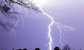 Trời mưa lớn, giông lốc rất dễ xảy ra sét đánh nguy hiểm, nhất là ở những địa phương ở vùng núi đá, ẩm ướt -Ảnh: TL