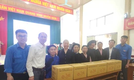 Tặng quà, hỗ trợ trẻ em nghèo và người có công ở Lạng Sơn