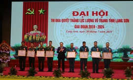 Tôn vinh tập thể xuất săc. Ảnh: Duy Chiến 