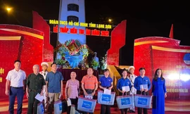 Thế hệ trẻ Lạng Sơn ghi nhớ, tặng quà tri ân gia đình thương binh, liệt sỹ, người có công -Ảnh: Duy Chiến 