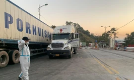 Tại cửa khẩu quốc tế Hữu Nghị có khoảng 50-60 xe xuất khẩu, trong đó một nửa là hàng nông sản được xuất bán sang Trung Quốc -Ảnh: Duy Chiến 