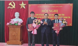 Lãnh đạo UBND tỉnh Lạng Sơn tặng hoa chúc mừng các cán bộ được điều động, bổ nhiệm. Ảnh: Duy Chiến 