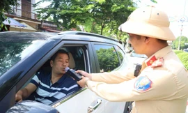 Kiểm tra nồng độ cồn ở Lạng Sơn. Ảnh: N. My