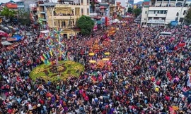 Biển người thâu đêm tại lễ hội Kỳ Lừa - Tả Phủ