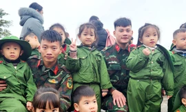 Vui cùng các chú Bộ đội Lạng Sơn (ảnh: Duy Chiến)