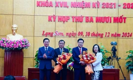 Lãnh đạo HĐND tỉnh tặng hoa cho hai ông Vũ Hoàng Quý và Phan Hồng Tiến (ảnh: Duy Chiến)