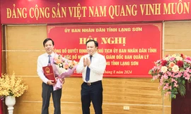 Ông Bùi Quốc Khánh, tân Giám đốc Ban Quản lý Dự án đầu tư xây dựng tỉnh Lạng Sơn nhận quyết định, hoa chúc mừng. Ảnh: Duy Chiến 