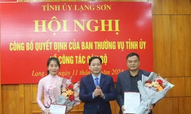 Phó Bí thư Thường trực tỉnh ủy Hoàng Văn Nghiệm chúc mừng 2 tân Phó Chánh văn phòng tỉnh ủy Lạng Sơn.