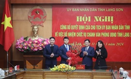 Chúc mừng tân Chánh Văn phòng UBND tỉnh Lạng Sơn. Ảnh: Duy Chiến 