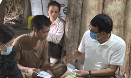 Đại diện chính quyền, đoàn thể huyện Thạch An, Cao Bằng (ngoài cùng, bên phải) trao tiền hỗ trợ, động viên gia đình nạn nhận -Ảnh: TL