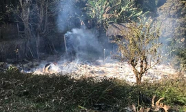 Do hanh khô, cháy lớn nên ngôi nhà gia đình bà Mẩu bỗng chốc bị thiêu rụi -Ảnh: Duy Chiến 