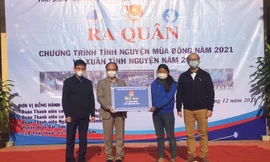 Tại chương trình, đại diện Đoàn Thanh niên Trung ương Đoàn, Ban tổ chức TƯ trao những phần quà ý nghĩa, hỗ trợ thanh niên huyện Bắc Sơn -Ảnh: Duy Chiến 