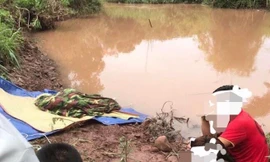 Đi giăng câu, bị mắc vào lưới, sau một ngày tìm kiếm mới vớt được xác ông Hoàng Văn Chi trên sông Kỳ Cùng -Ảnh: Duy Chiến 