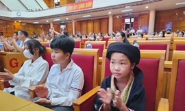 Khai mạc hè, tặng quà trẻ em có hoàn cảnh đặc biệt