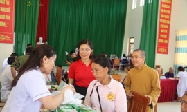 Khám bệnh, cấp phát thuốc miễn phí cho nhân dân (ảnh: Duy Chiến)