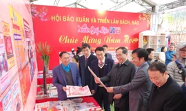 Báo Tiền Phong được đông đảo cán bộ, nhân dân đến thưởng thức tại gian trưng bày -Ảnh: Duy Chiến 