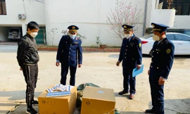 Lực lượng Quản lý Thị trường tỉnh Lạng Sơn kiểm đếm, thẩm tra số kit test nhanh COVID-19 vi phạm vừa bị bắt giữ -Ảnh: Bình Nguyên 