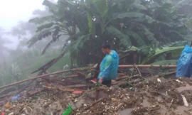 Sạt lở đất san phẳng nhà anh Lía.