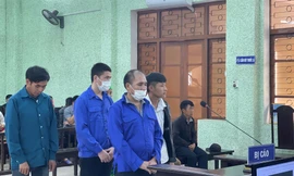 Các bị cáo khai nhận hành vi trước tòa. Ảnh: CB