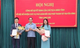Hai tân Phó Giám đốc nhận quyết định bổ nhiệm. Ảnh: Duy Chiến 