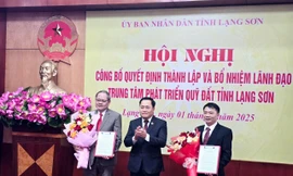 Lãnh đạo Trung tâm Phát triển quỹ đất tỉnh Lạng Sơn nhận Quyết định, hoa chúc mừng của lãnh đạo UBND tỉnh. Ảnh: Duy Chiến.