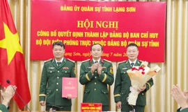 Lãnh đạo Đảng bộ Ban Chỉ huy Bộ đội Biên phòng nhận quyết định, hoa chúc mừng của Chính ủy Bộ CHQS tỉnh Lạng Sơn. Ảnh: D.N