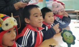 Các em học sinh ở Lạng Sơn được nghỉ học khi trời lạnh, nhiệt độ xuống thấp -Ảnh: Duy Chiến 