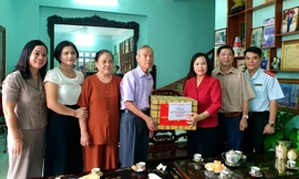 Tặng quà gia đình chính sách, có công ở Lạng Sơn.