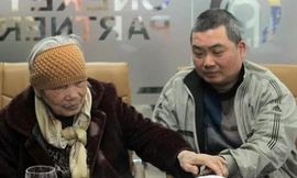 Cụ May (bìa trái) đang cùng gia đình thảo luận về việc bồi thường vụ án oan sai của gia đình -Ảnh: TL