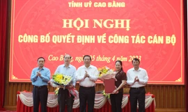 Lãnh đạo tỉnh Cao Bằng tặng hoa chúc mừng .Ảnh: CB