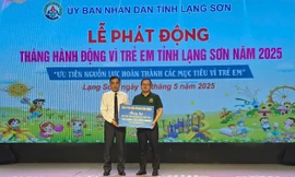 Tập thể, cá nhân ủng hộ Quỹ trẻ em Lạng Sơn. Ảnh: Duy Chiến