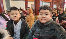 Hào hứng với "nôi lợn đất" cho người nghèo. Ảnh: Duy Chiến 