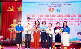 Khen thưởng nhiều thiếu nhi dân tộc vượt khó học giỏi ở Lạng Sơn