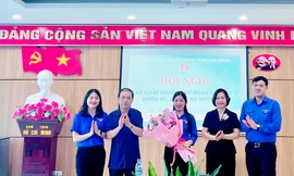 Tặng hoa chúc mừng chị Nông Thị Nhung.