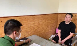 Đối tượng Hoàng (bìa phải) khai nhận hành vi trộm cắp tại cơ quan công an -Ảnh: TL