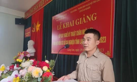 Học viên cơ sở cai nghiện hào hứng tham gia lớp dạy nghề chăn nuôi lợn .Ảnh: Duy Chiến 