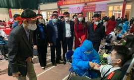 Đại diện báo Tiền Phong, Ban tổ chức chương trình "Lễ hội xuân hồng- Chủ nhật đỏ 2022" thăm, động viên người hiến máu tình nguyện -Ảnh: Duy Chiến 
