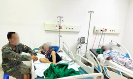 Các bệnh nhân đang cấp cứu tại bệnh viện.