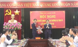 Tân Bí thư Huyện ủy Hữu Lũng (bên trái) nhận hoa chúc mừng của lãnh đạo tỉnh Lạng Sơn.