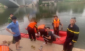 Công an Lạng Sơn sử dụng phương tiện cứu hộ cứu nạn tìm kiếm người thanh niên nhảy cầu. - Ảnh: Duy Chiến 