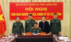 Hội nghị bàn giao nhiệm vụ chính ủy Bộ CHQS tỉnh Lạng Sơn. Ảnh: Dương Nguyên.
