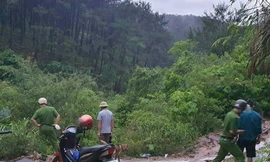 Lực lượng chức năng huyện Cao Lộc, Lạng Sơn nỗ lực tìm kiếm thi thể nam sinh 17 tuổi đuối nước.