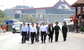 Bộ trưởng Ngoại giao thăm cửa khẩu Quốc tế Hữu Nghị. Ảnh: Duy Chiến 