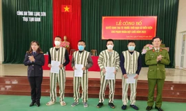 4 phạm nhân nhận Quyết định tha tù trước thời hạn -Ảnh: Duy Chiến 