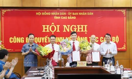 Những người được điều động, bổ nhiệm nhận hoa chúc mừng của lãnh đạo tỉnh Cao Bằng .Ảnh: V.T