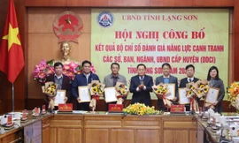 Lãnh đạo tỉnh Lạng Sơn trao giấy chứng nhận, tặng hoa cho các đơn vị dẫn đầu DDCI năm 2023. Ảnh: Duy Chiến
