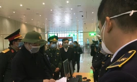 Để phòng, chống dịch, lãnh đạo tỉnh và Ban chỉ đạo Phòng chống COVID-19 địa phương tăng cường kiểm tra, chỉ đạo công tác quản lý chăt chẽ hoạt động xuất nhập cảnh qua cửa khẩu QT Hữu Nghị .Ảnh: Duy Chiến 